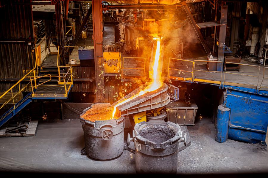 Secteur de la fusion avec un chenal de fonte liquide qui coule vers une poche